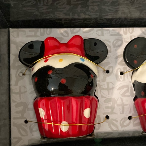 Disney Mickey and Minnie Mouse Cupcake Shakers - Picture 2 of 8